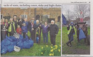 Group picture of volunteers with their litter bags